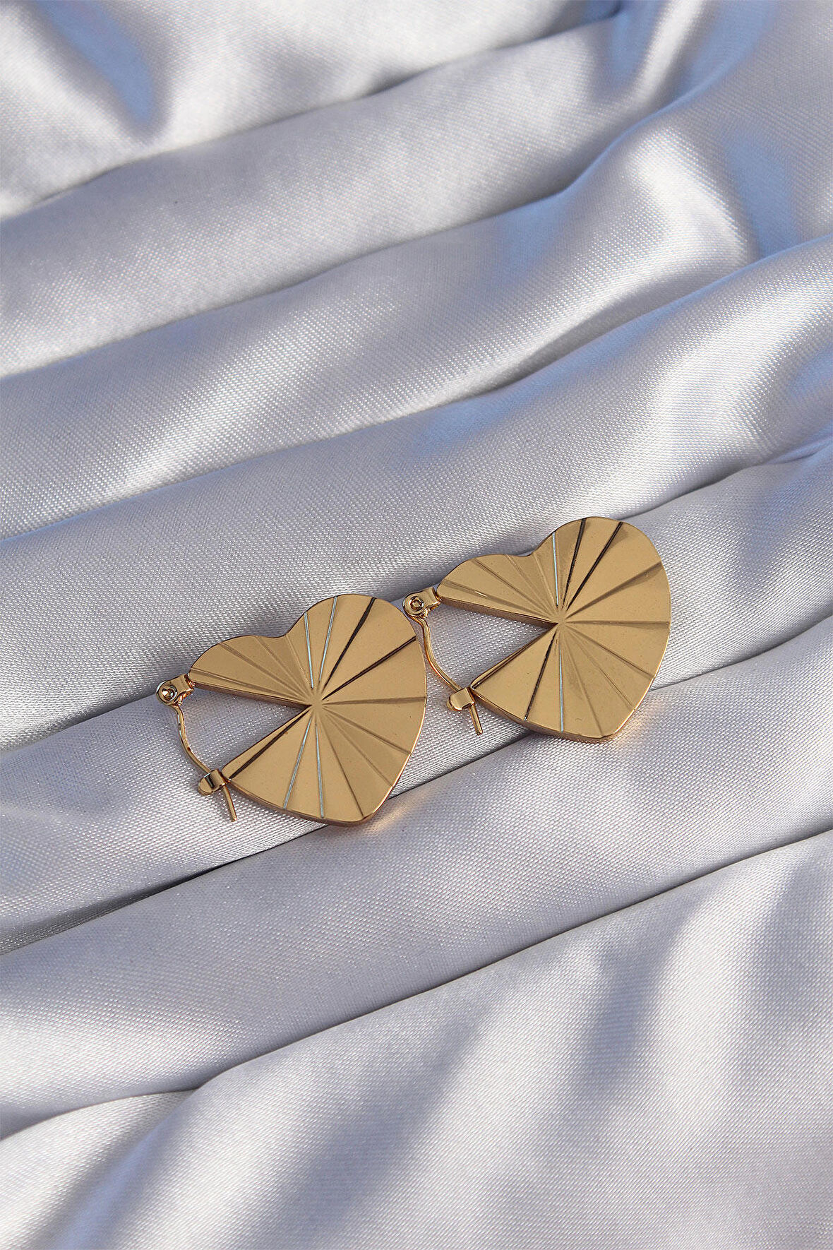 STİLLOVE 316L Çelik Gold Renk Çizgili Plaka Tasarımlı Kalp Küpe