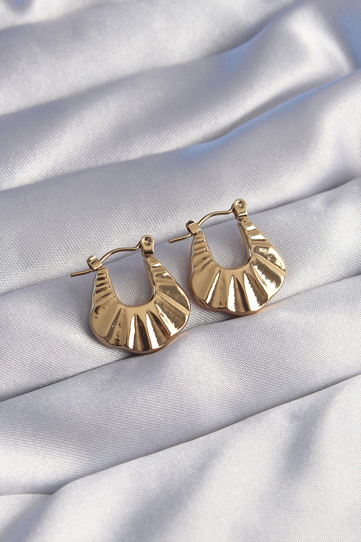 STİLLOVE 316L Çelik Gold Renk Kabartmalı Görünüm Küpe