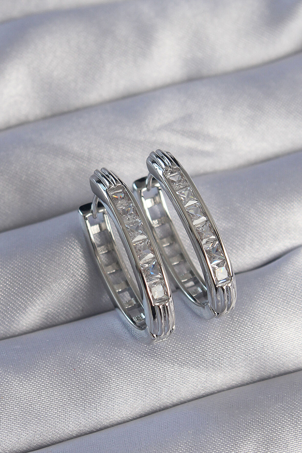 STİLLOVE Pirinç Gümüş Renk Zirkon Taşlı Oval Model Küpe