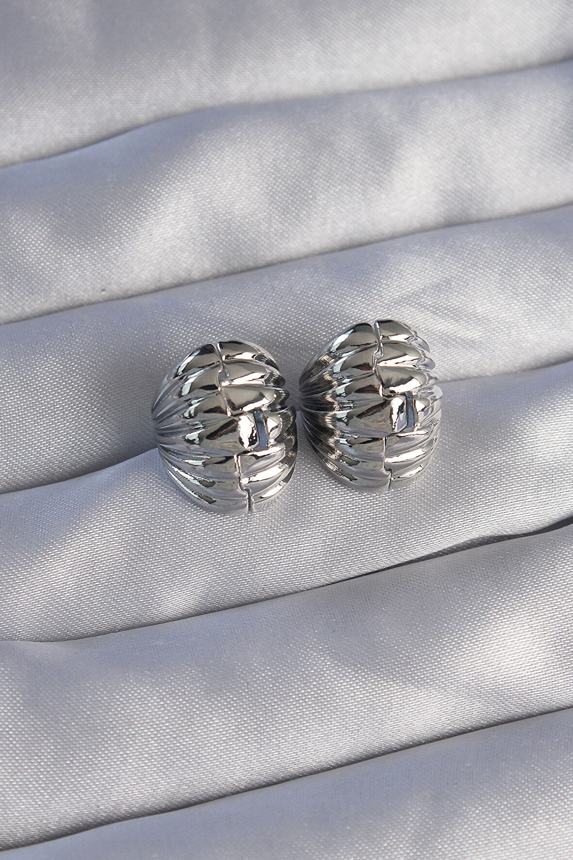 STİLLOVE Pirinç Gümüş Renk Tırtıklı Minimal Bombeli Tasarım Küpe