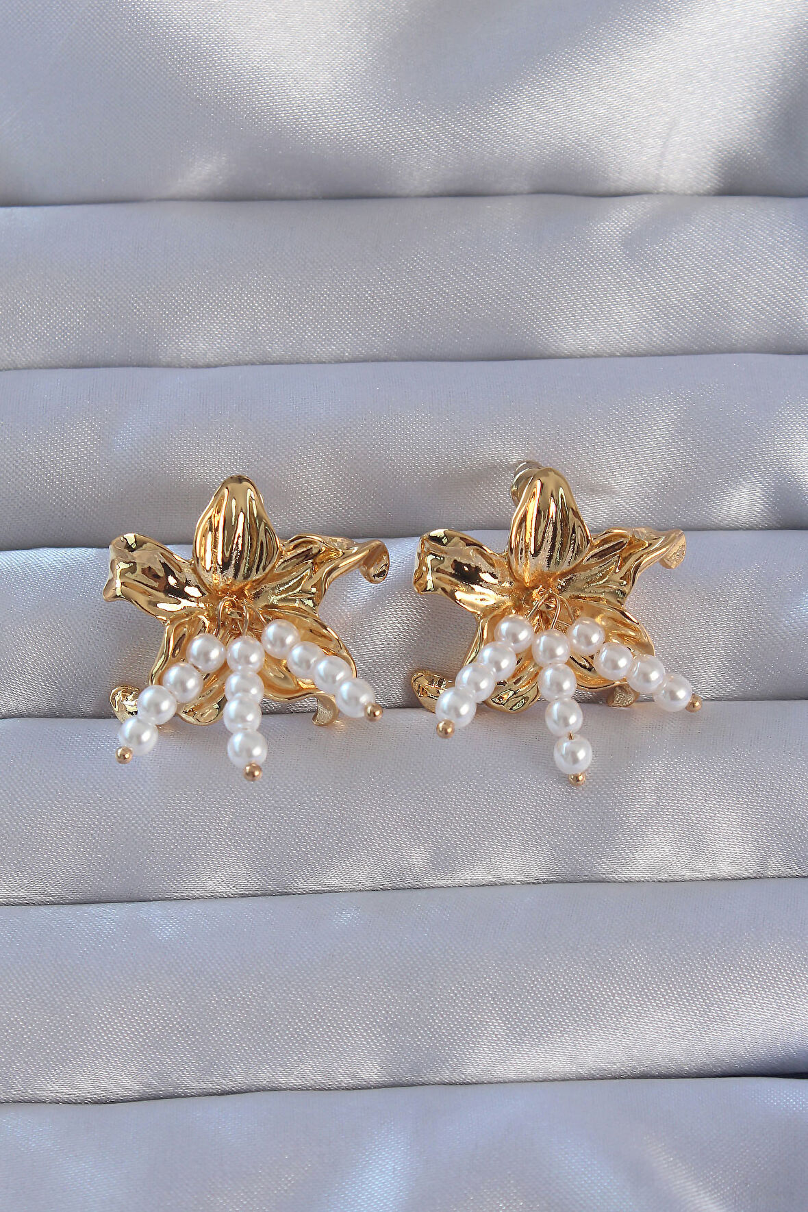 STİLLOVE 316L Çelik Gold Renk İnci Aksesuarlı Çiçek Model Küpe