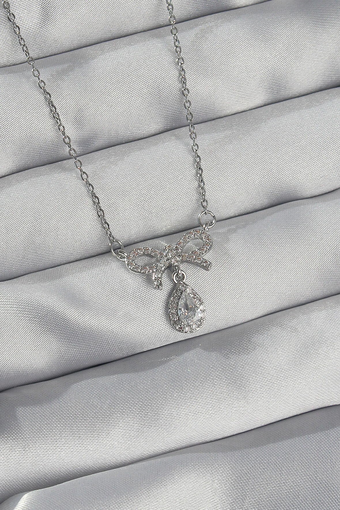 STİLLOVE 316L Çelik Gümüş Renk Zirkon Taşlı Fiyonk Detay Damla Kolye