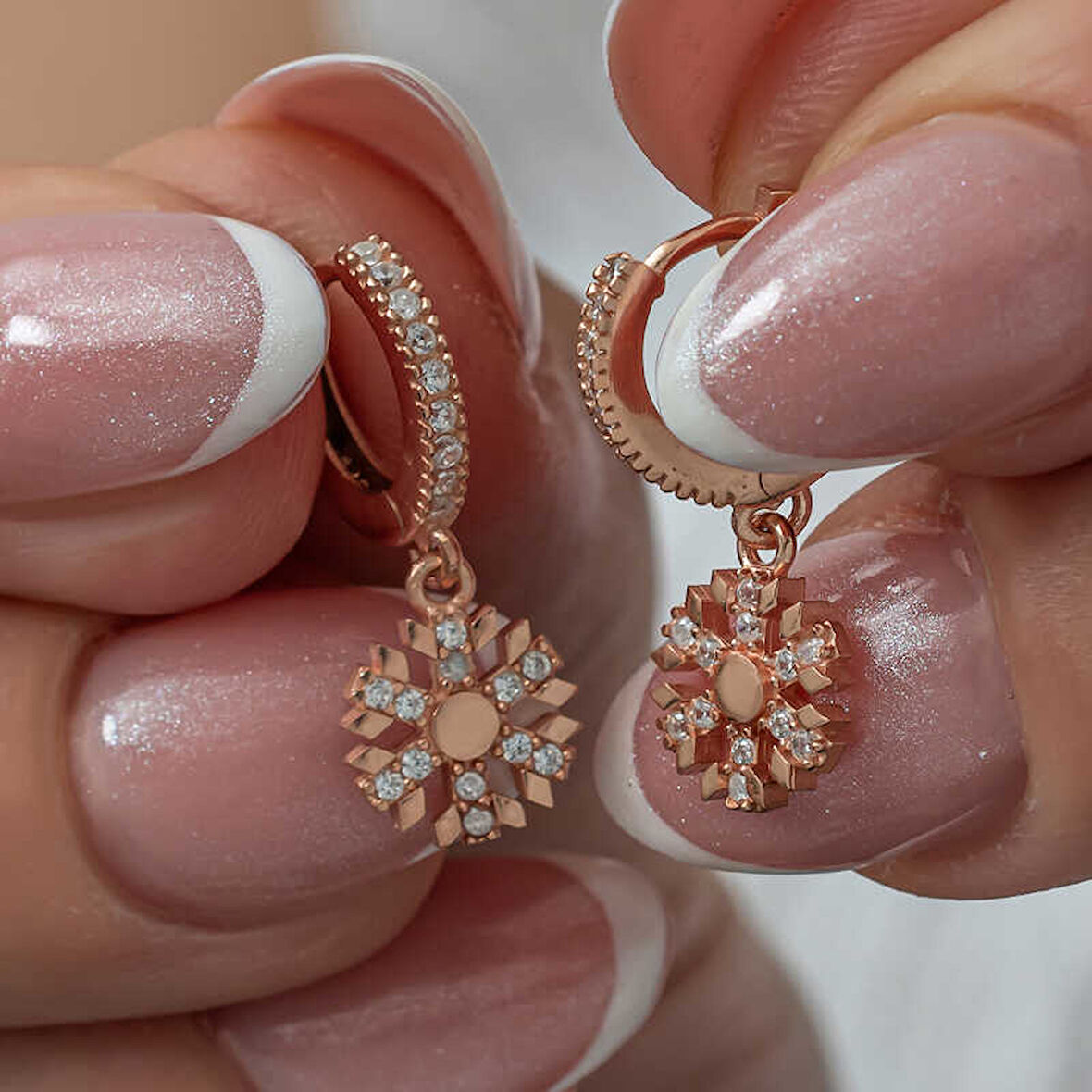 STİLLOVE Gümüş Sallantılı Rose Kar Tanesi Kadın Küpe