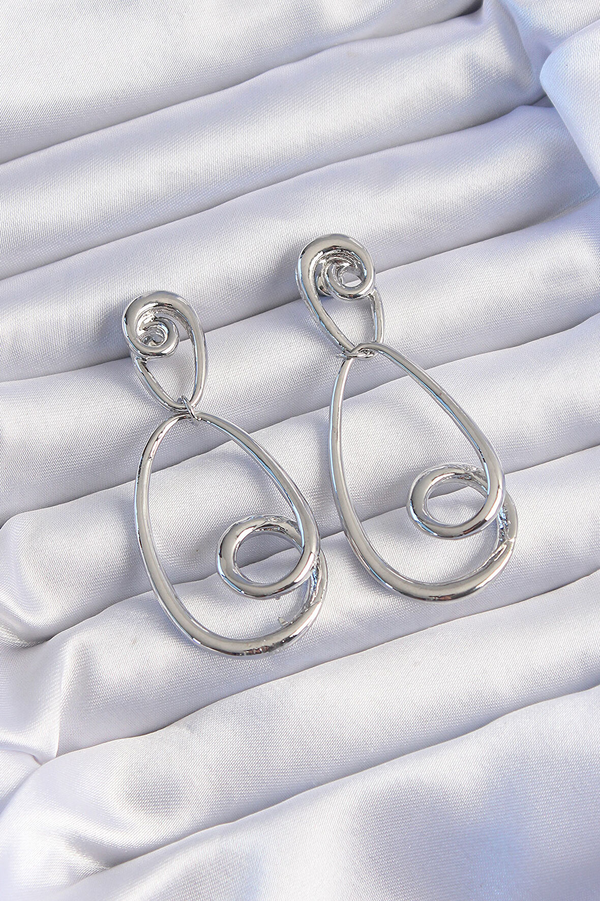 STİLLOVE Pirinç Gümüş Renk Kıvrımlı Sallantılı Küpe