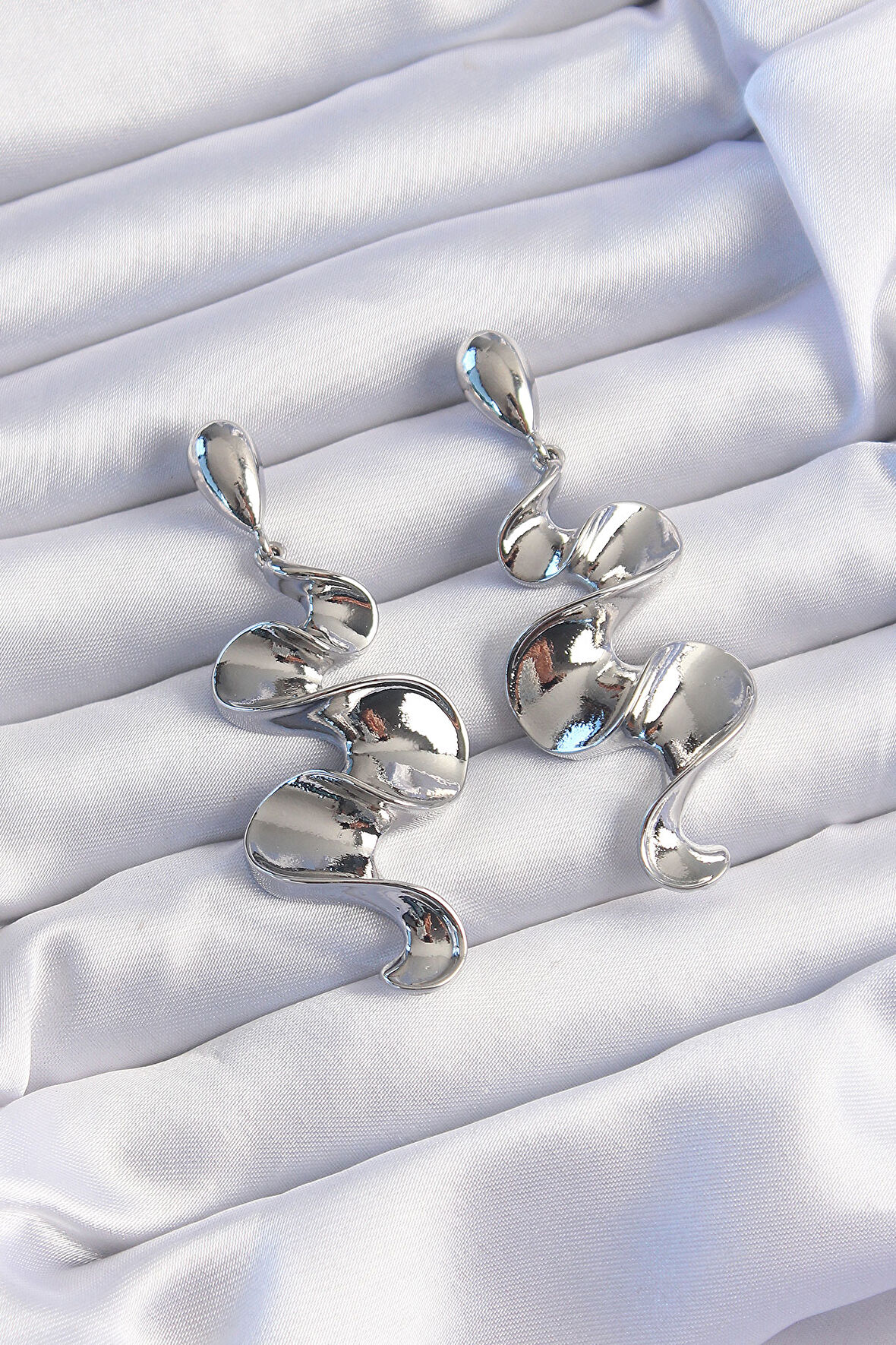 STİLLOVE Pirinç Gümüş Renk Kıvrımlı Sallantılı Küpe