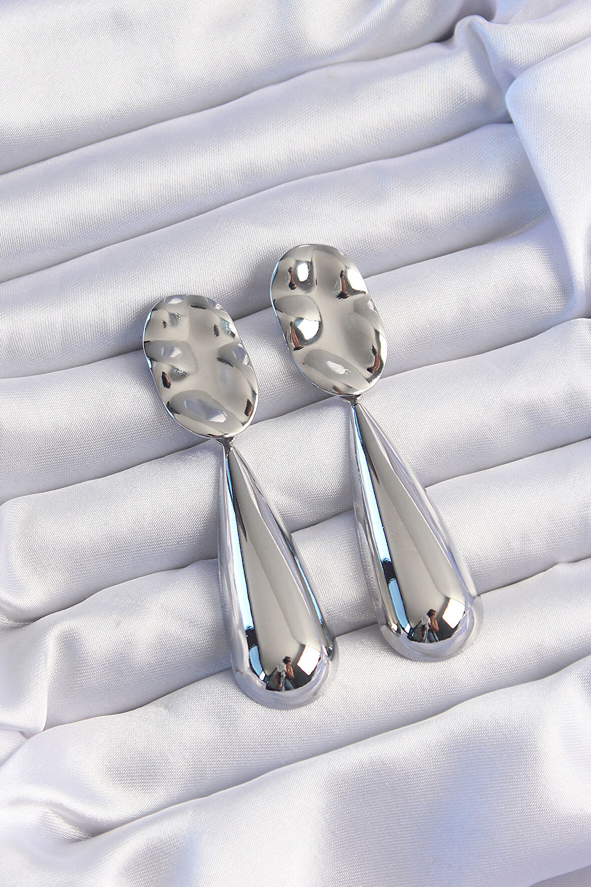 STİLLOVE Pirinç Gümüş Renk Uzun Bombeli Ezme Plaka Küpe