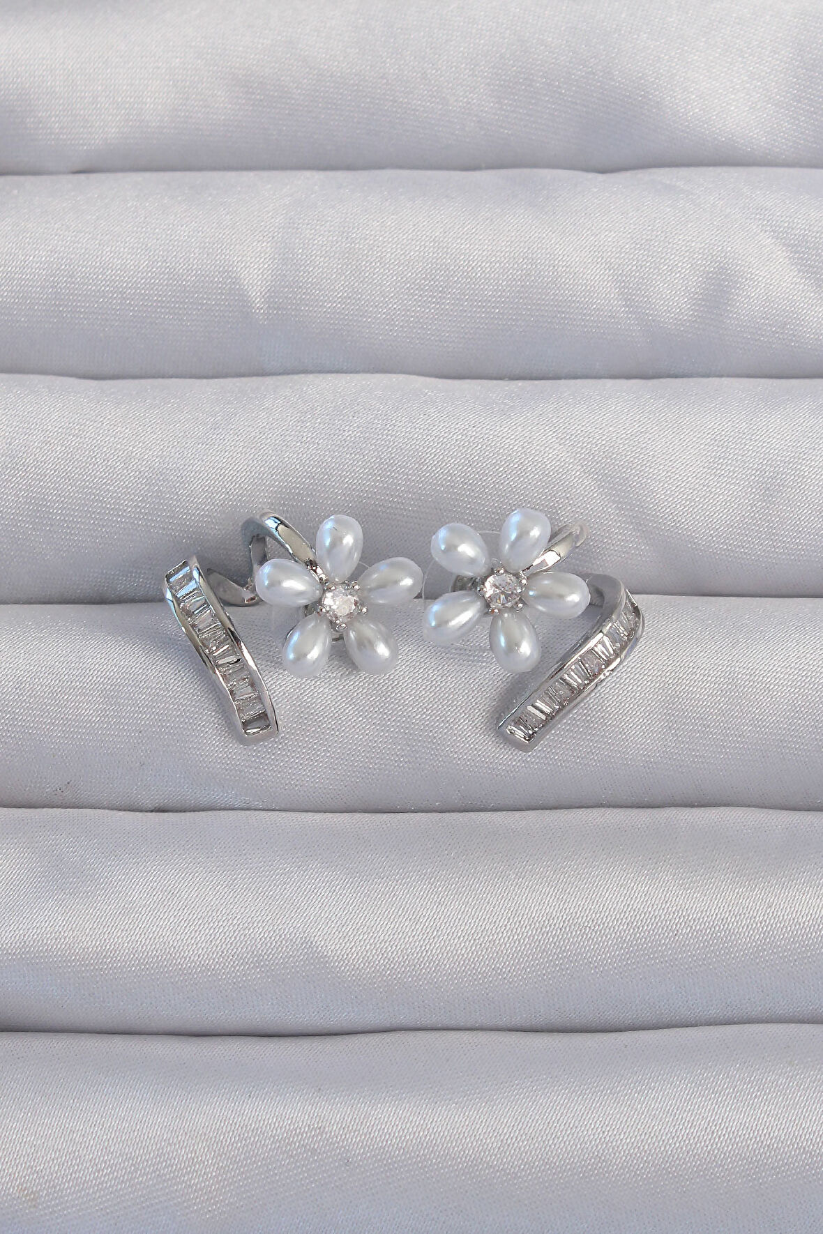 STİLLOVE Pirinç Gümüş Renk Zirkon Taşlı Kıvrımlı İnci Çiçek Küpe