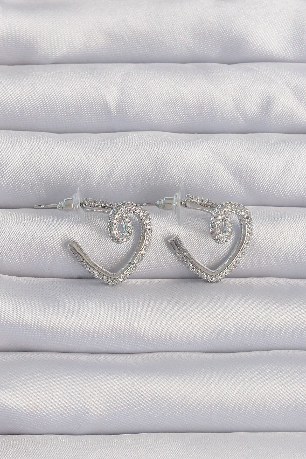 STİLLOVE Pirinç Gümüş Renk Zirkon Taşlı Kıvrımlı Yarım Kalp Küpe