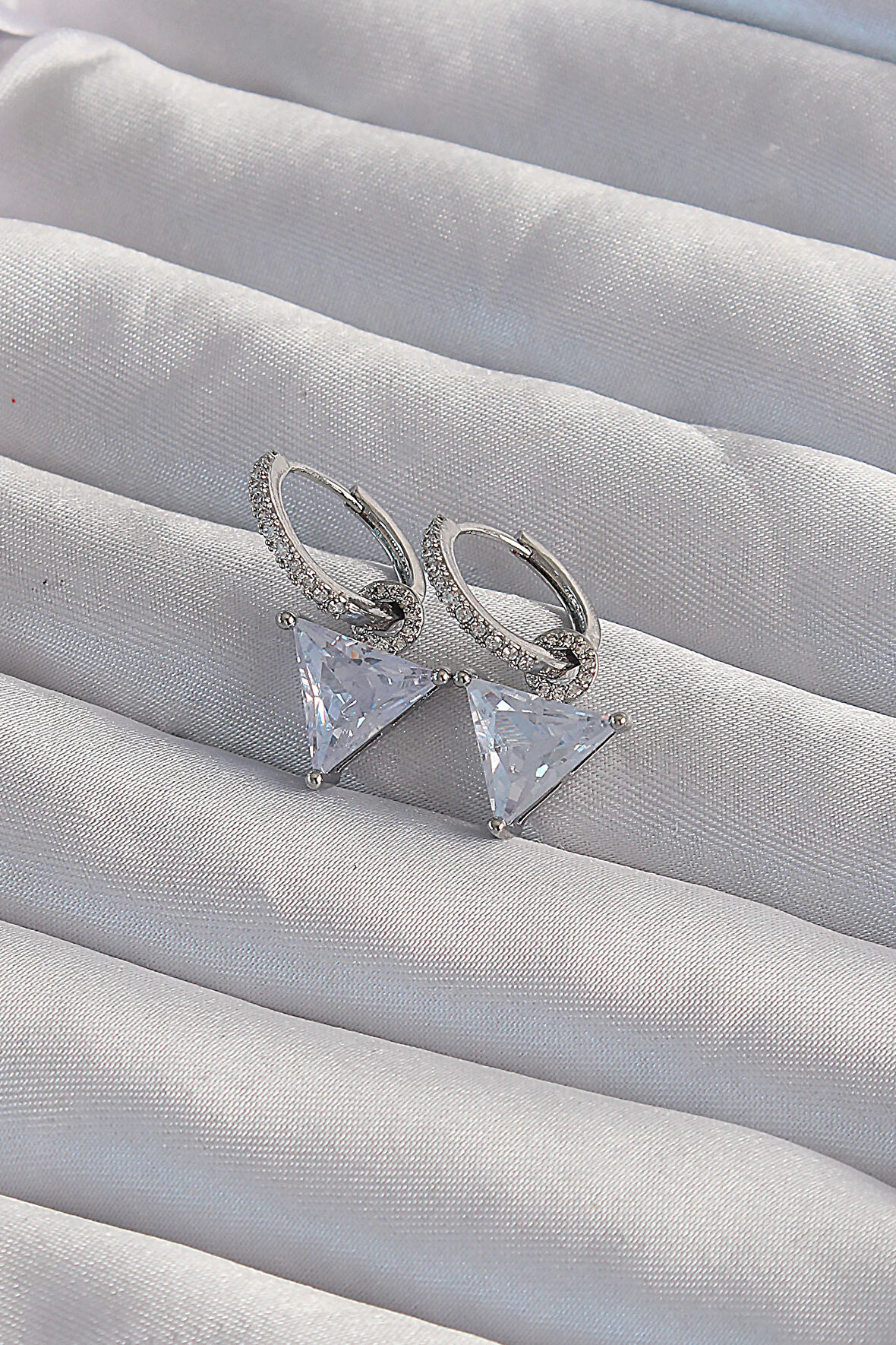 STİLLOVE Pirinç Gümüş Renk Üçgen Zirkon Taşlı Sallantılı Halka Küpe