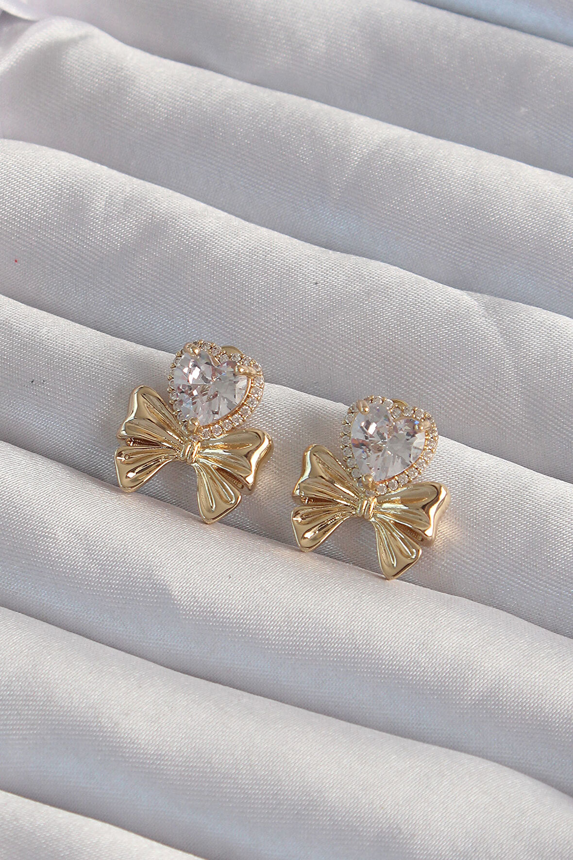STİLLOVE Pirinç Gold Renk Zirkon Taşlı Kalp Model Fiyonk Küpe