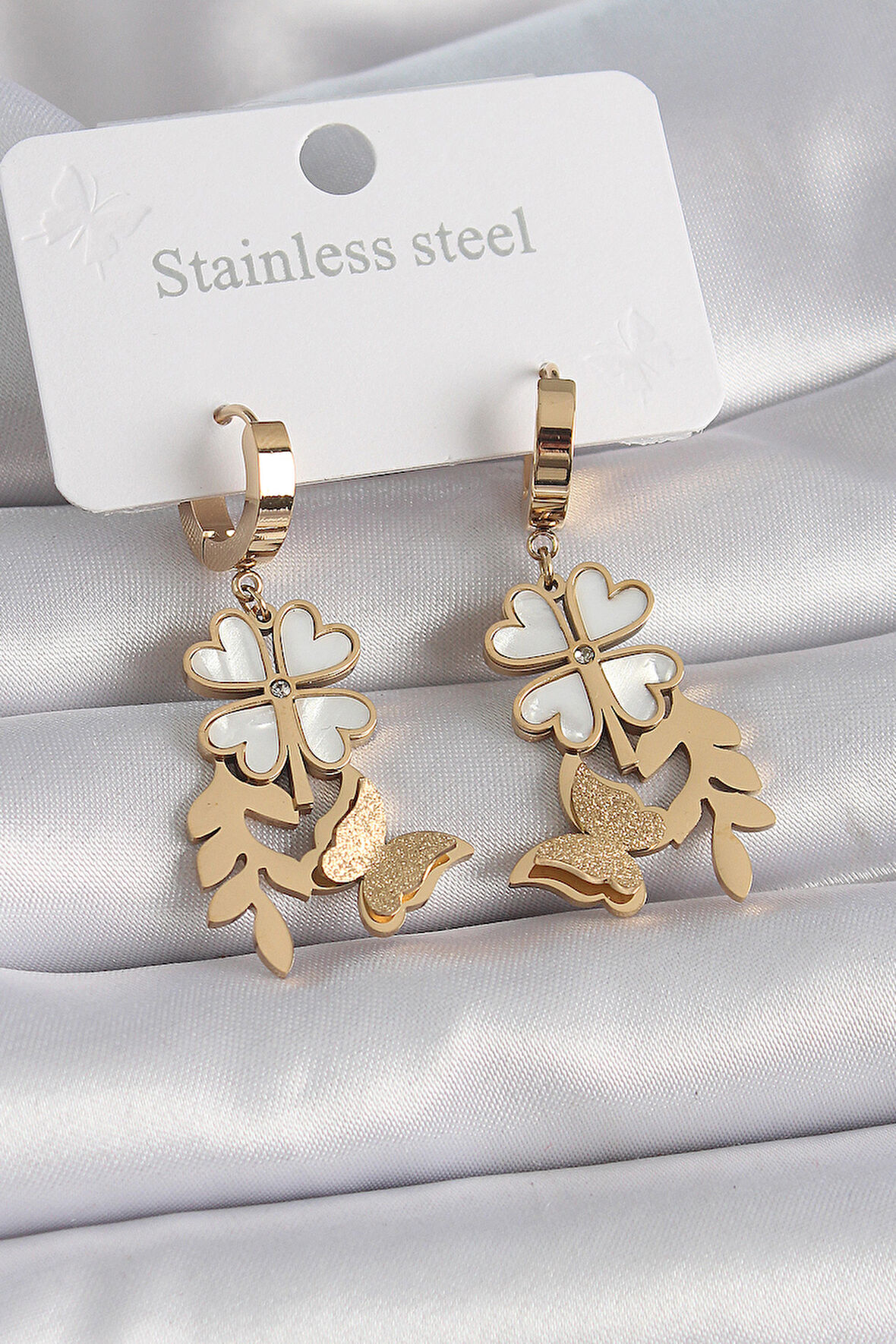 STİLLOVE 316L Çelik Gold Renk Beyaz Sedefli Yonca Simli Kelebek Figür Kadın Küpe