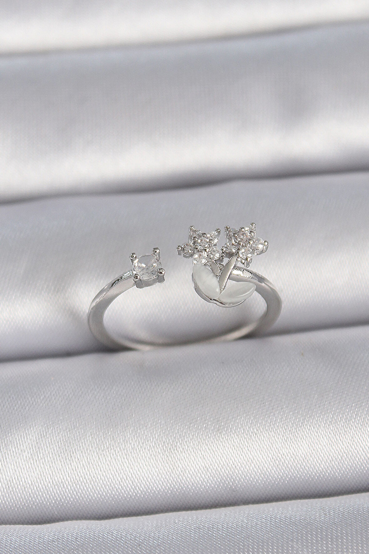 STİLLOVE Pirinç Gümüş Renk Ayarlanabilir Zirkon Taşlı Yıldız Model Kadın Yüzük