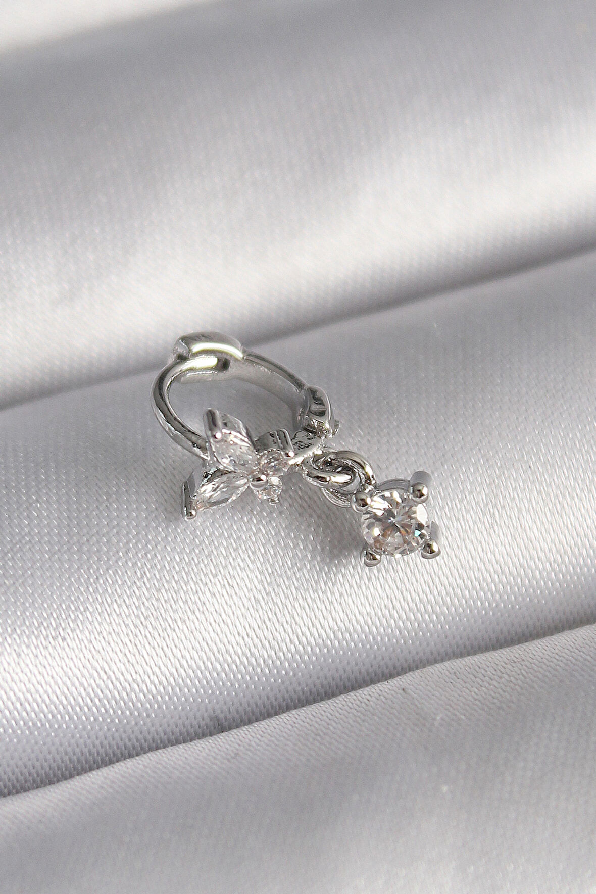 STİLLOVE 316L Çelik Gümüş Renk Zirkon Taşlı Kelebek Model Sallantı Detay Tragus Piercing
