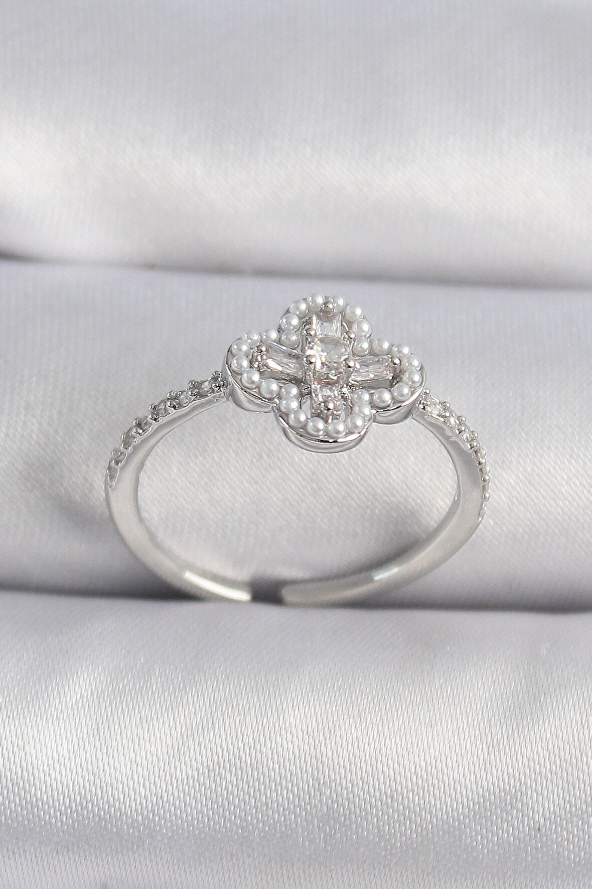 STİLLOVE Pirinç Gümüş Renk Zirkon Taşlı Yonca Model İnci Detay Kadın Yüzük