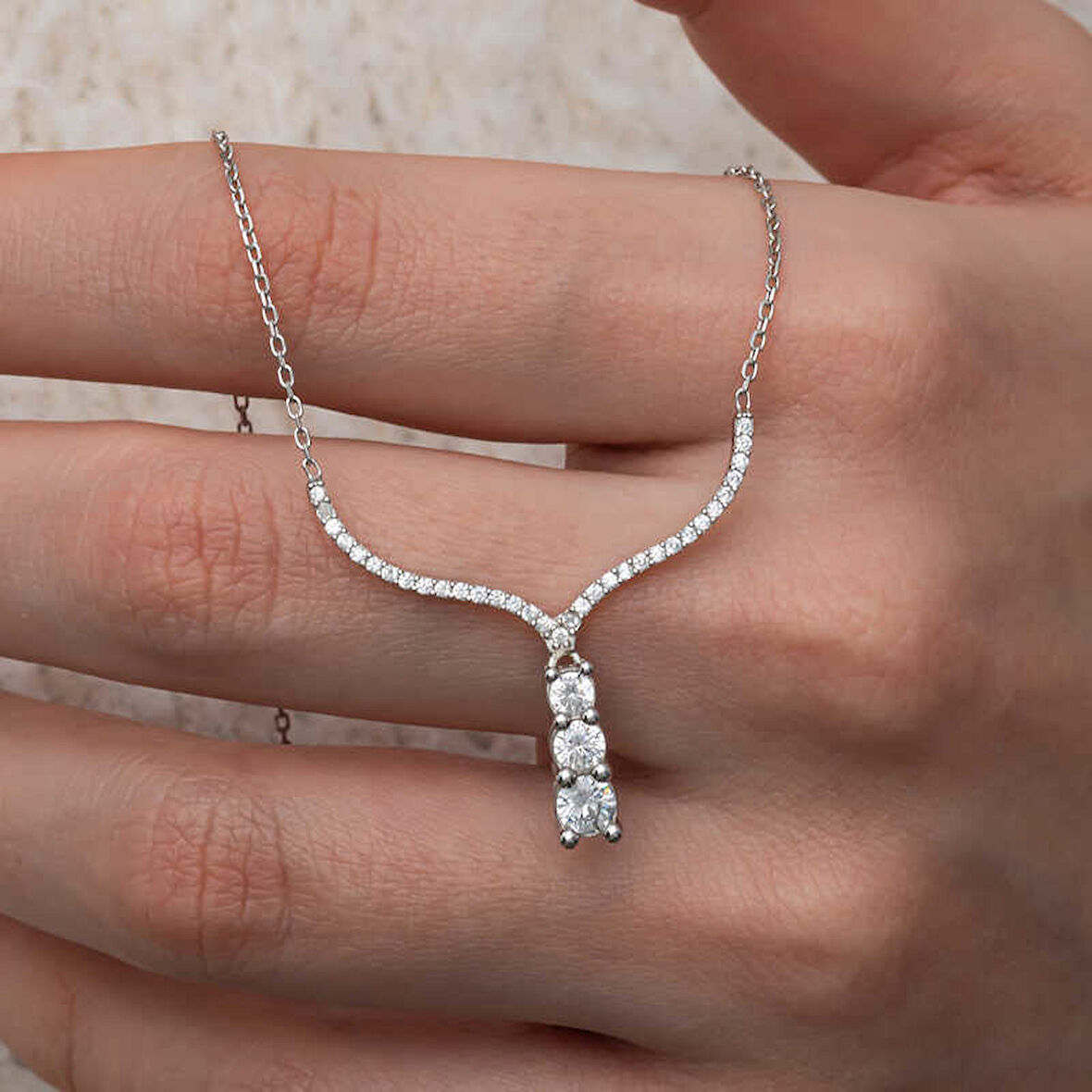 STİLLOVE Gümüş Üç Taşlı V Model Kadın Kolye