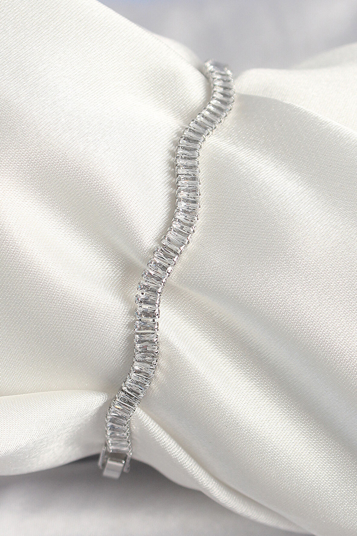 Pirinç Gümüş Renk Su Yolu Zirkon Taşlı Model Kadın Bileklik SL11318