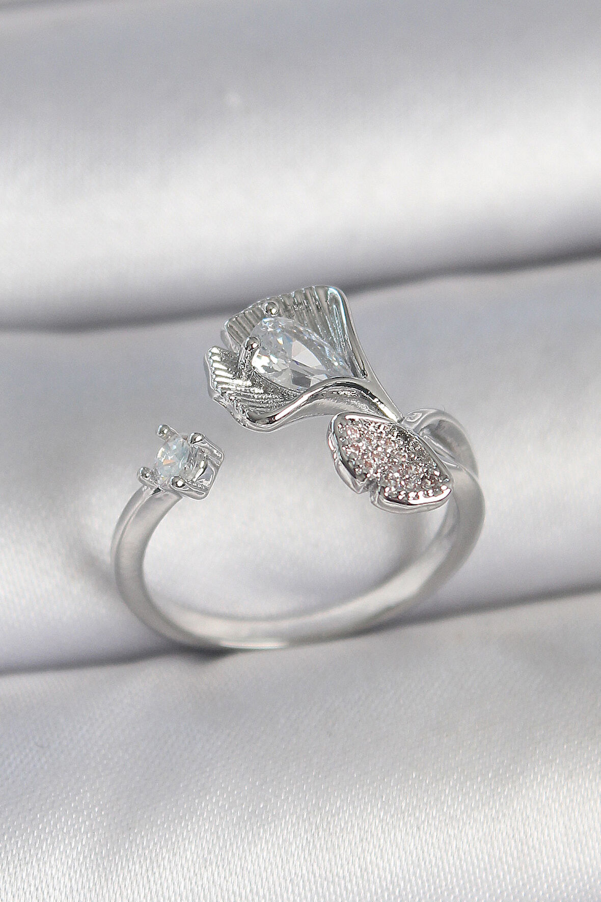 Pirinç Gümüş Renk Zirkon Taşlı Deniz Kabuğu Model Ayarlanabilir Kadın Yüzük SL11517