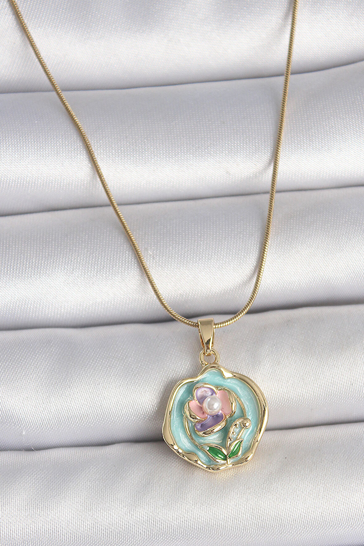 316L Çelik Gold Renk Zincir Turkuaz Pembe Mor Çiçek İşlemeli İnci Detay Portre Model Kadın Kolye SL11561