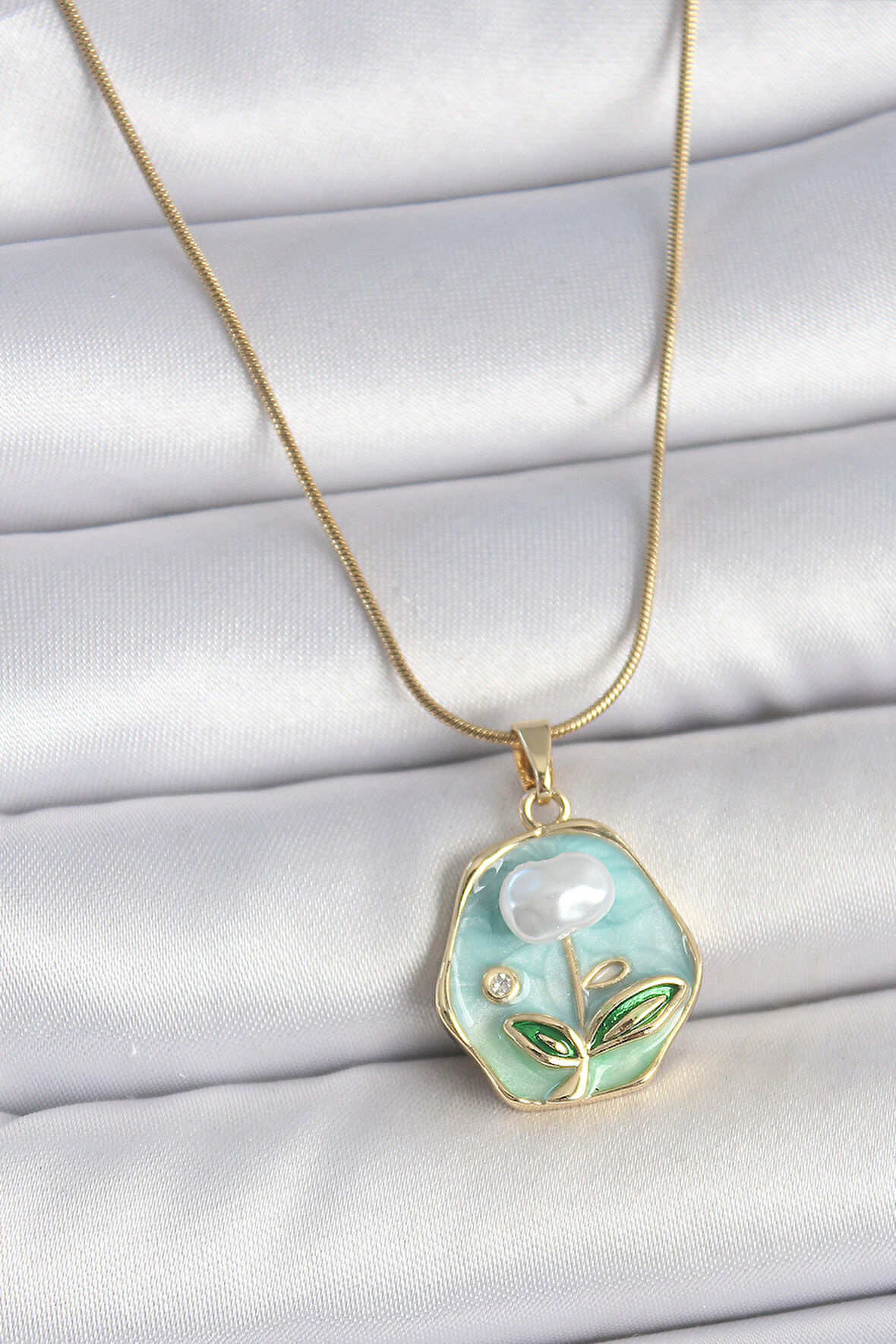 316L Çelik Gold Renk Zincir Mavi Çiçek İşlemeli İnci İşlemeli Portre Model Kadın Kolye SL11661