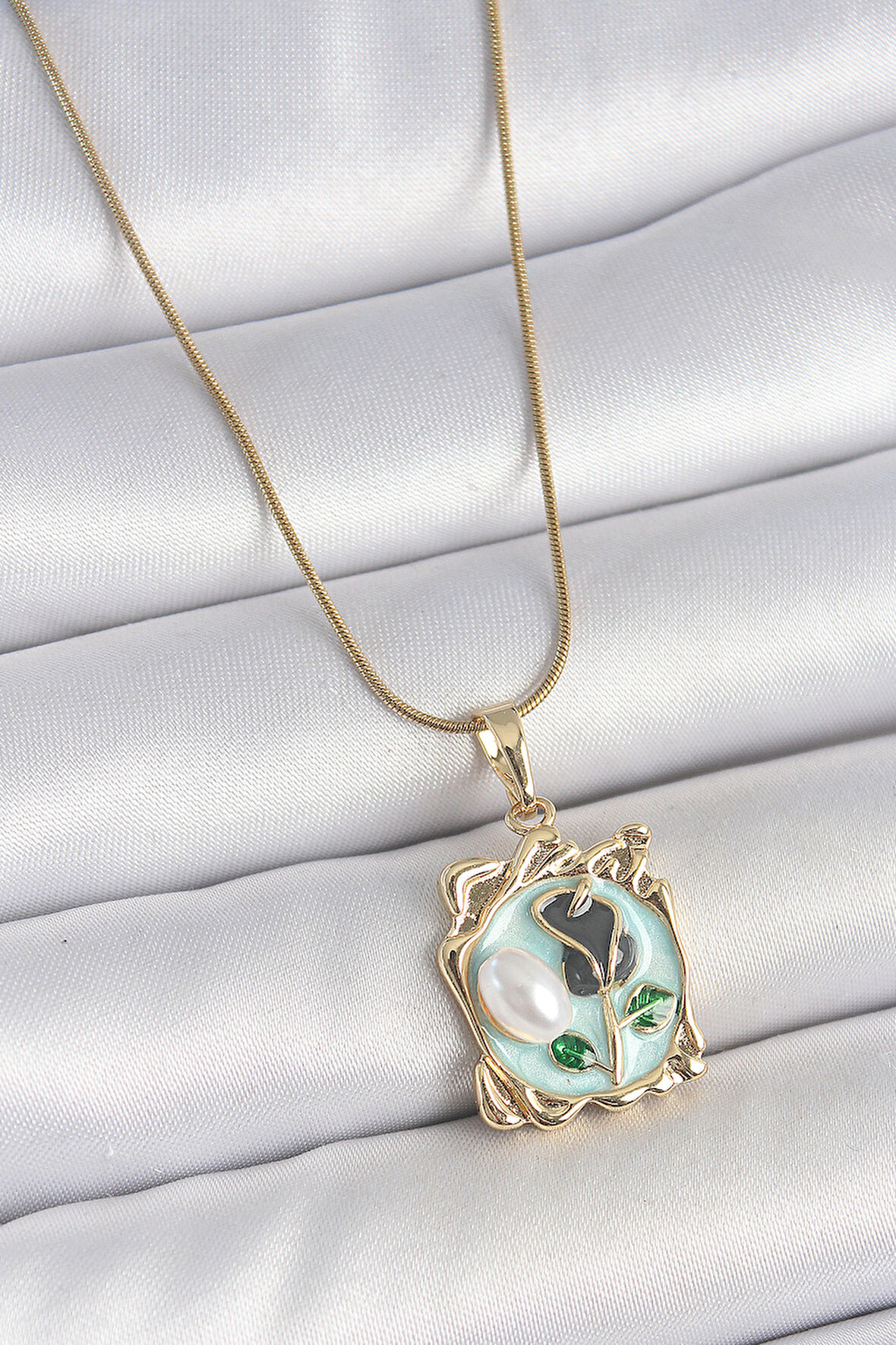 316L Çelik Gold Renk Zincir Mavi Mineli Çiçek İşlemeli İnci Detay Portre Model Kadın Kolye SL11721