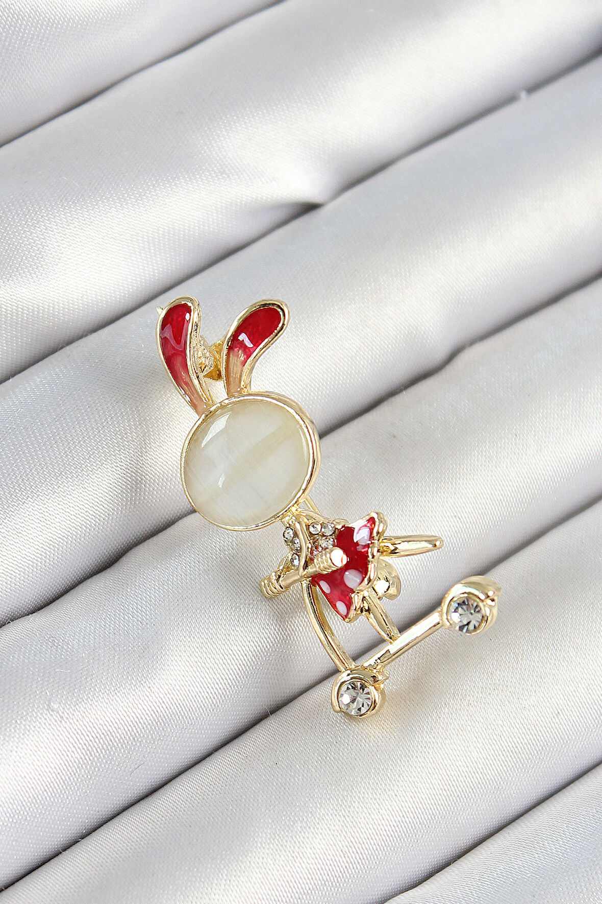 Zirkon Taş Detaylı Kırmızı 3D Scooter Süren Tavşan Kız Figürlü Gold Renk Kadın Broş SL12068