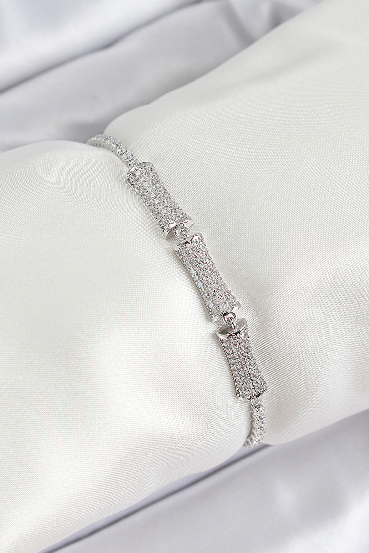 Pirinç Gümüş Renk Zirkon Taşlı Kemik Model Kadın Bileklik SL12300