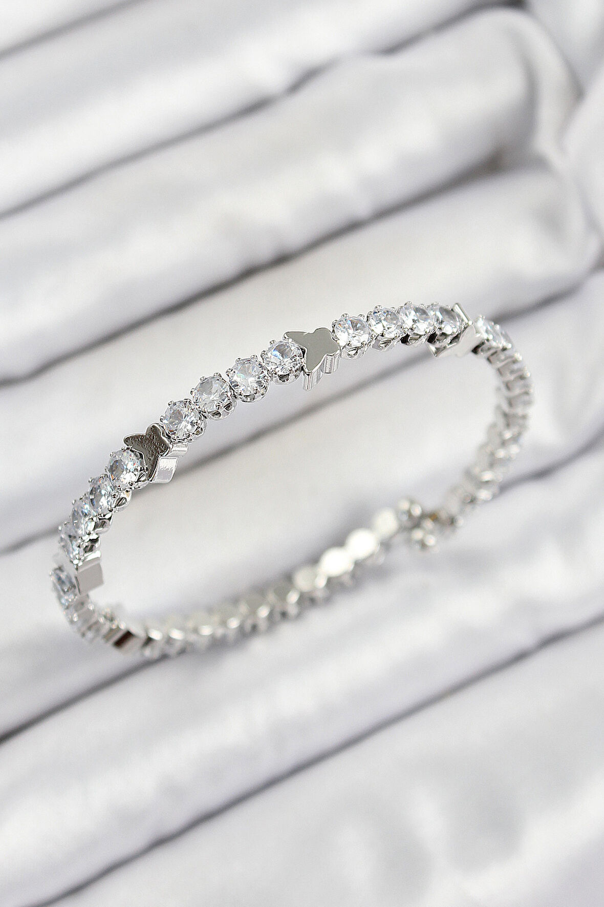 Pirinç Zirkon Taşlı Kalp Model Gümüş Renk Yaylı Kadın Bileklik SL12524