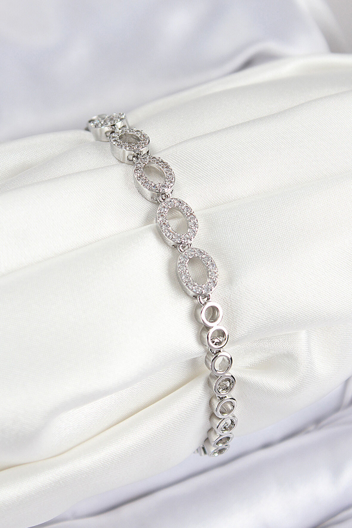 Pirinç Zirkon Taşlı Oval Model Gümüş Renk Kadın Bileklik