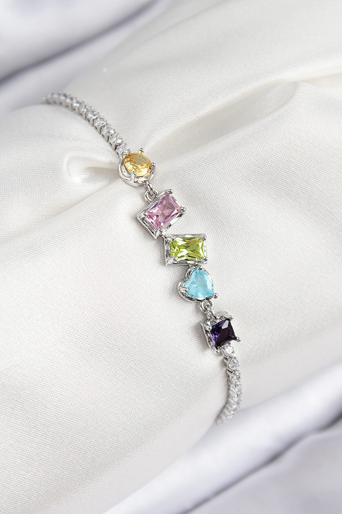 Pirinç Renkli Zirkon Taşlı Geometrik Model Gümüş Renk Kadın Bileklik