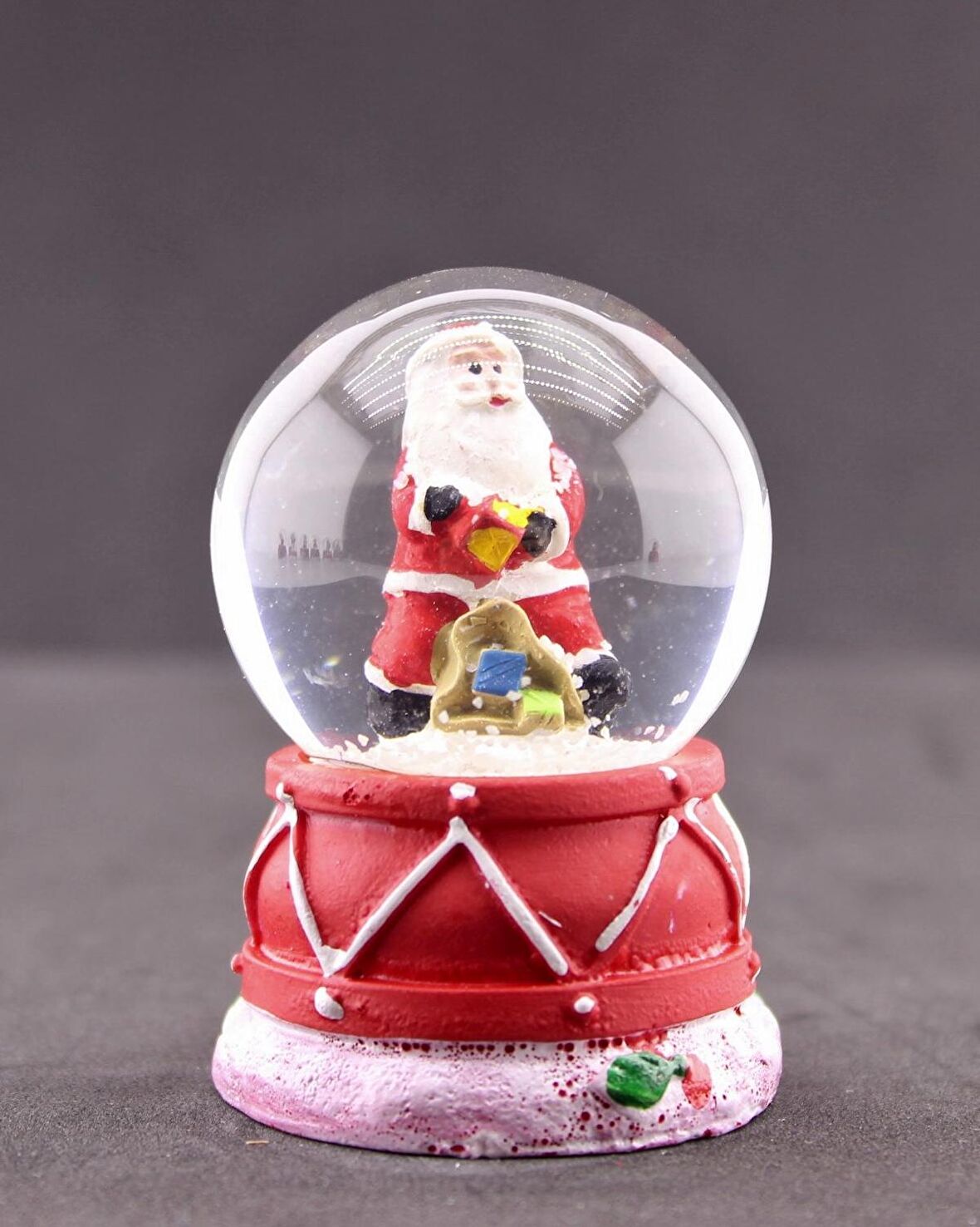 Sevgiliye Yeni Yıl Hediyesi 2023 Noel Baba Hediye Torbası Mini Boy Işıklı Yılbaşı Kar Küresi 6.5 cm