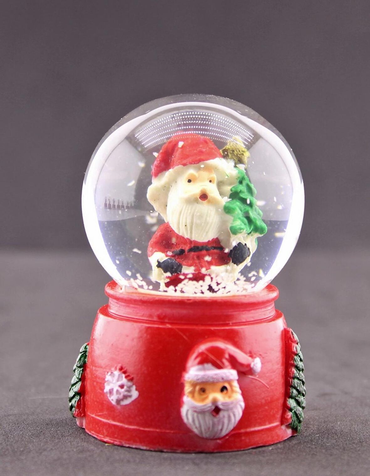 Yeni Yıl Hediyesi Dekoratif Noel Baba ve Çam Ağacı Temalı Mini Boy Işıklı  Yılbaşı Kar Küresi 6.5 cm