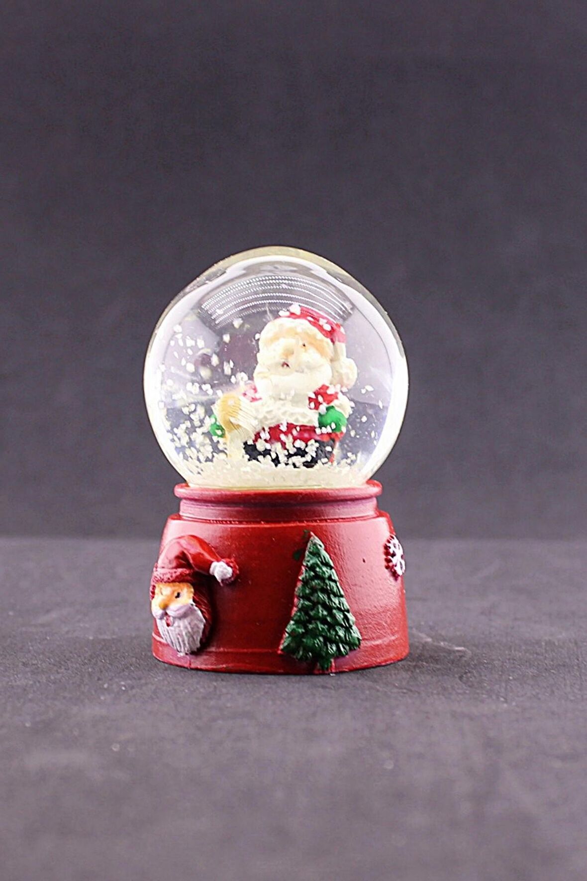 Yeni Yıl Hediyesi Dekoratif Yeni Yıl Noel Baba Temalı Mini Boy Işıklı Kar Küresi 6,5 cm