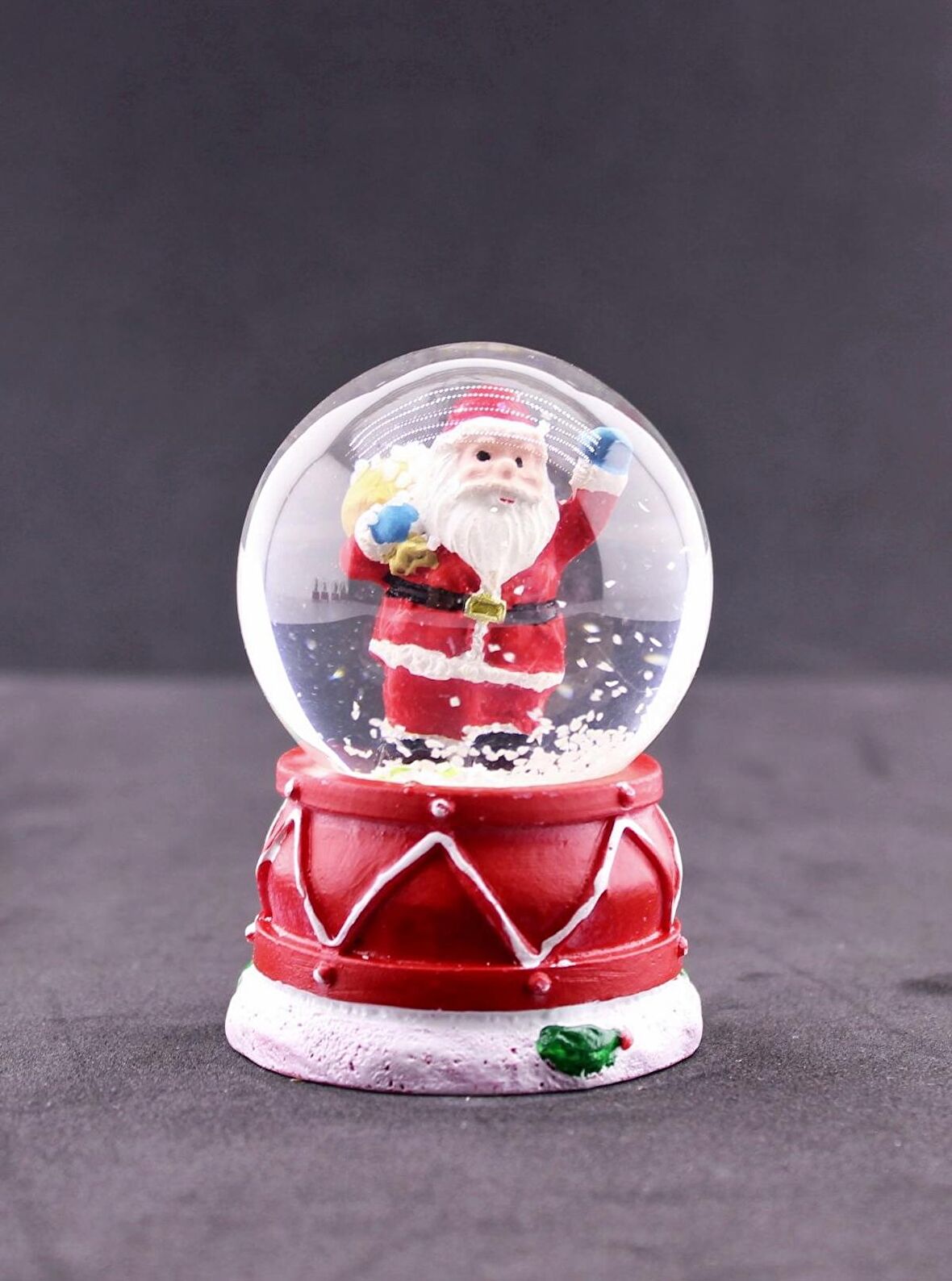 Yeni Yıl Hediyesi Dekoratif Noel Baba Hediye Torbası Temalı Işıklı Yılbaşı Kar Küresi 6.5 cm