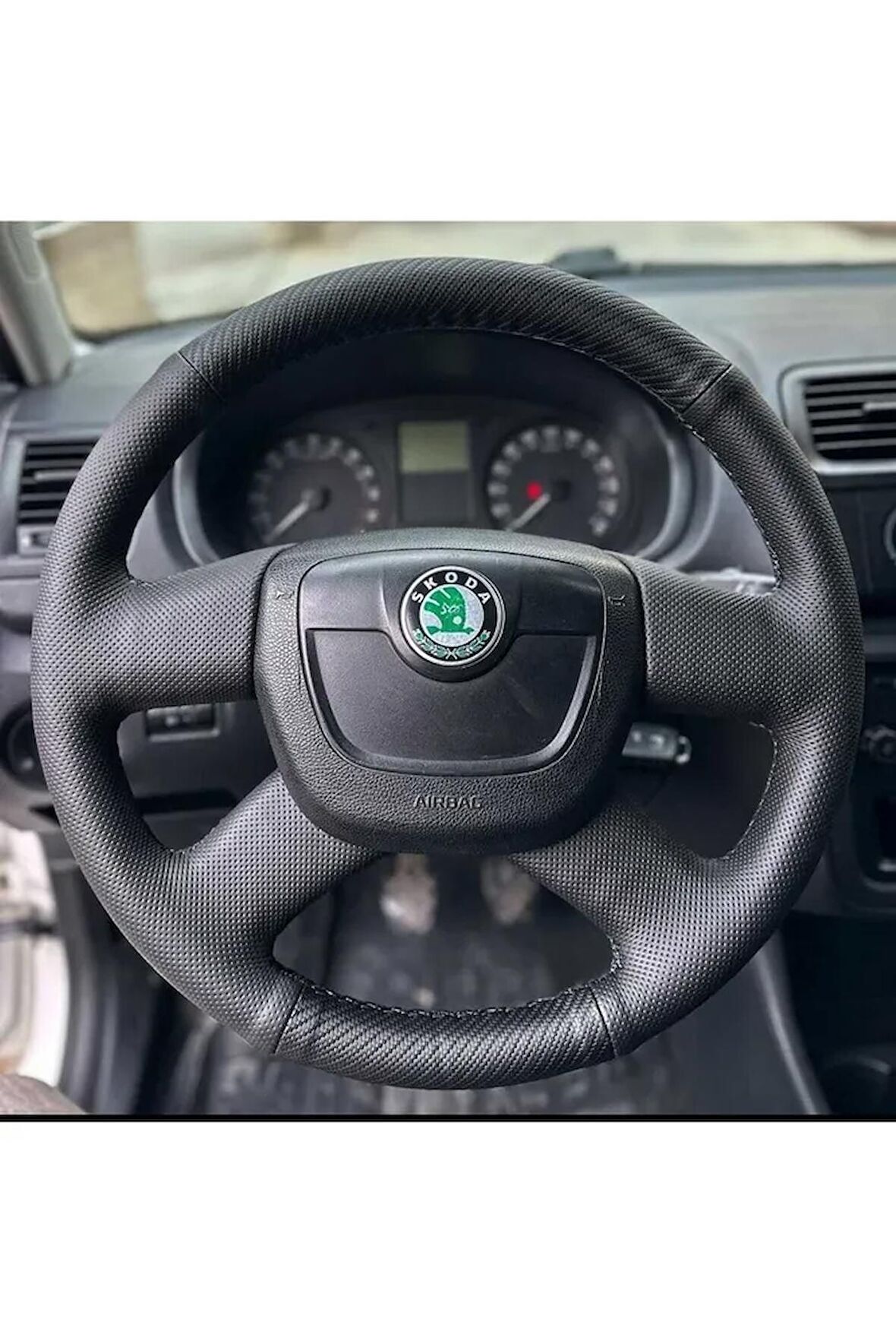 SKODA SÜPER B ARACA ÖZEL DİKMELİ DİREKSİYON KILIFI