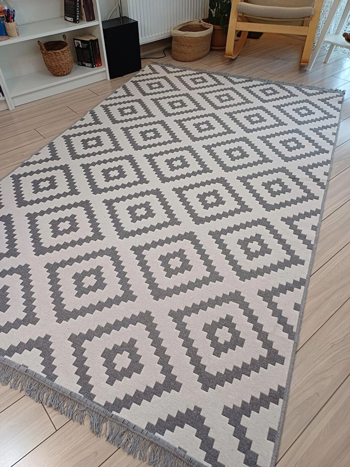 Kilim Çift Taraflı Kullanılabilir Makinede Yıkanabilir Modern Desen Pmuklu Dokuma Kilim Gri-Beyaz