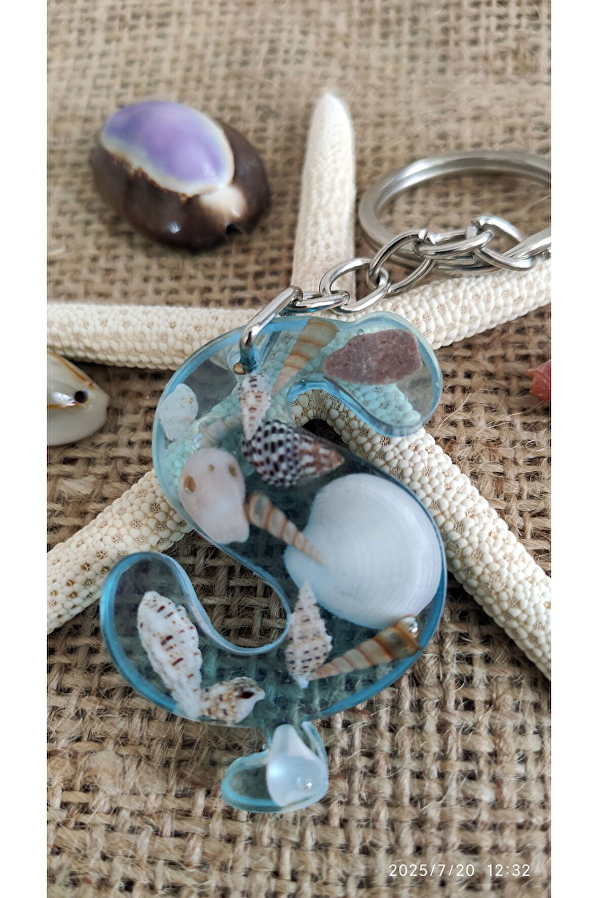 "Ş" HARFİ - Açık Mavi Deniz Epoksi Harf Anahtarlık – Gerçek Deniz Kabuğu, El Yapımı, Benzersiz