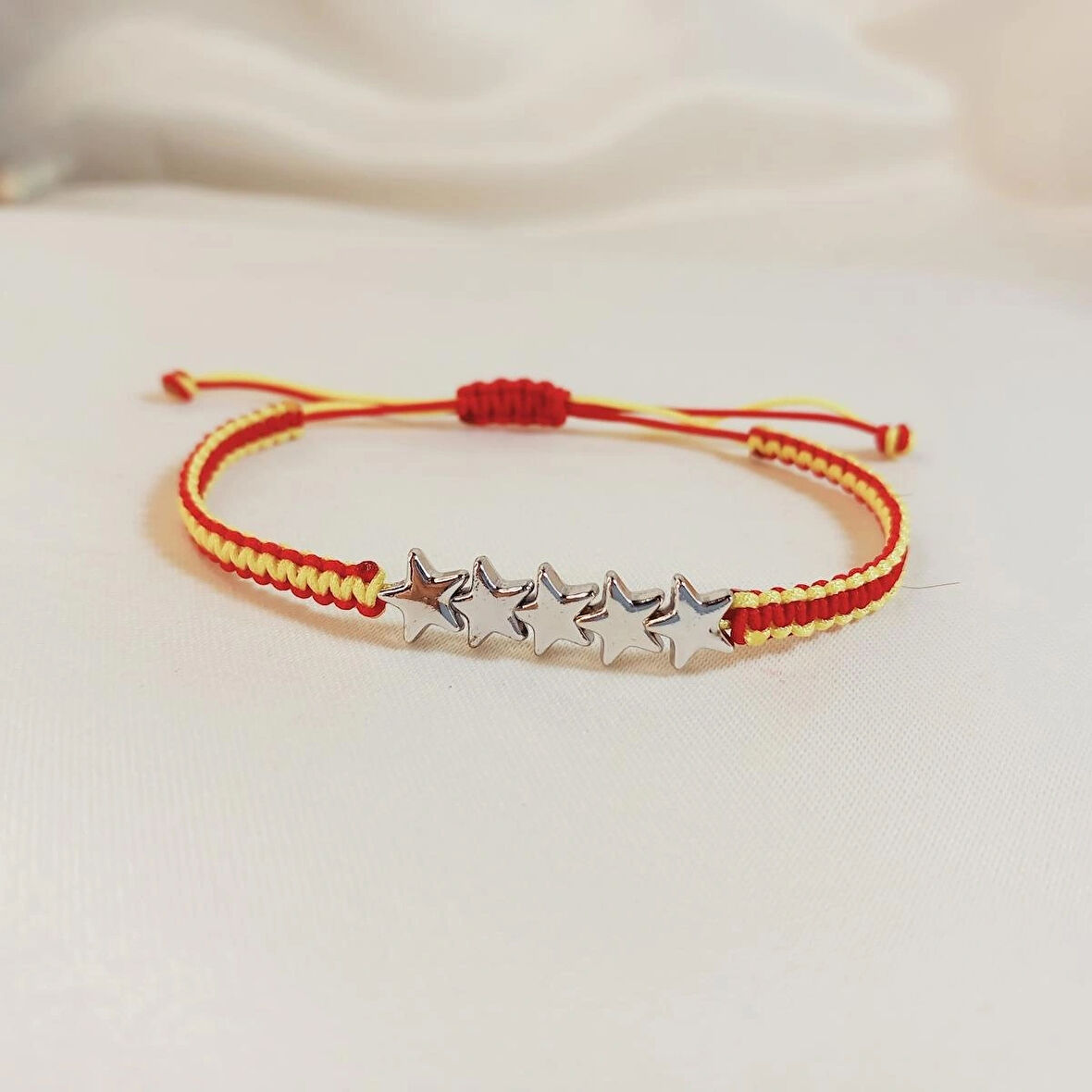 Crystal Atelier 5 Yıldızlı Galatasaray Örgü Bileklik, Galatasaray Şampiyonluk Bileklik, GS Maç Aksesuarı, İp Bileklik, Taraftar Bileklik, Makrome Bileklik, Taraftar Hediyesi, Galatasaray Aksesuarı, Galatasaraylı Kadın Erkek Bileklik, GS Bileklik 