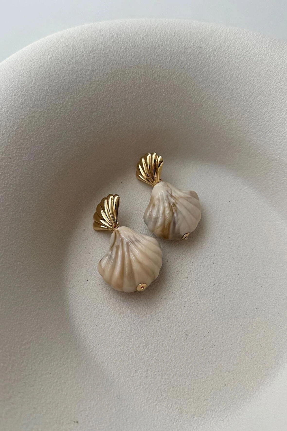 KARARMAZ ÇELİK KREM MİDYE KADIN KÜPE YAZLIK KÜPE ABİYE KÜPE VİNTAGE KÜPE
