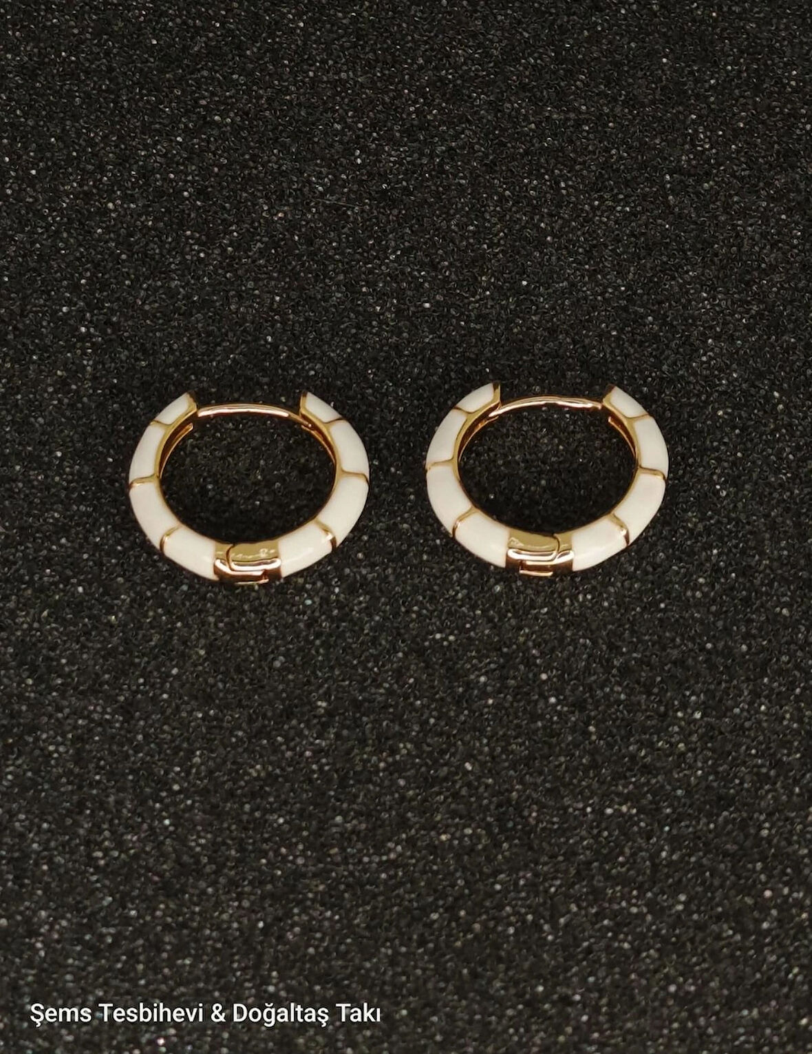 Beyaz Seramik Görünümlü Altın Detaylı Kadın Halka Küpe – Şık Minimal Tasarım