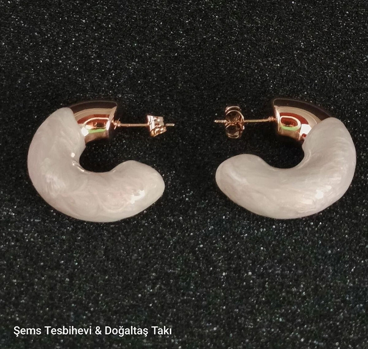 Krem Mermer Desenli Altın Uçlu Kadın Küpe – Zarif Yarım Halka Model