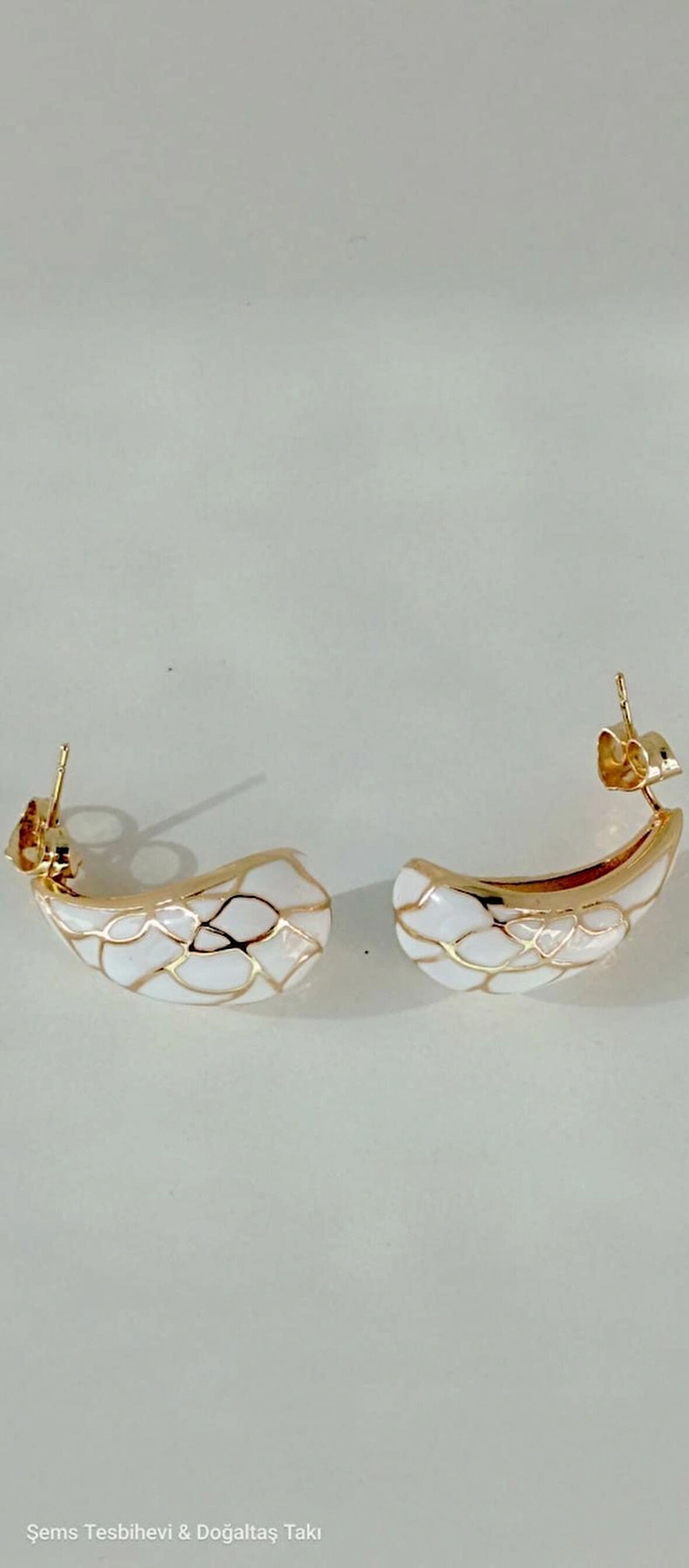 Altın Detaylı Beyaz Desenli Şık Küpe 