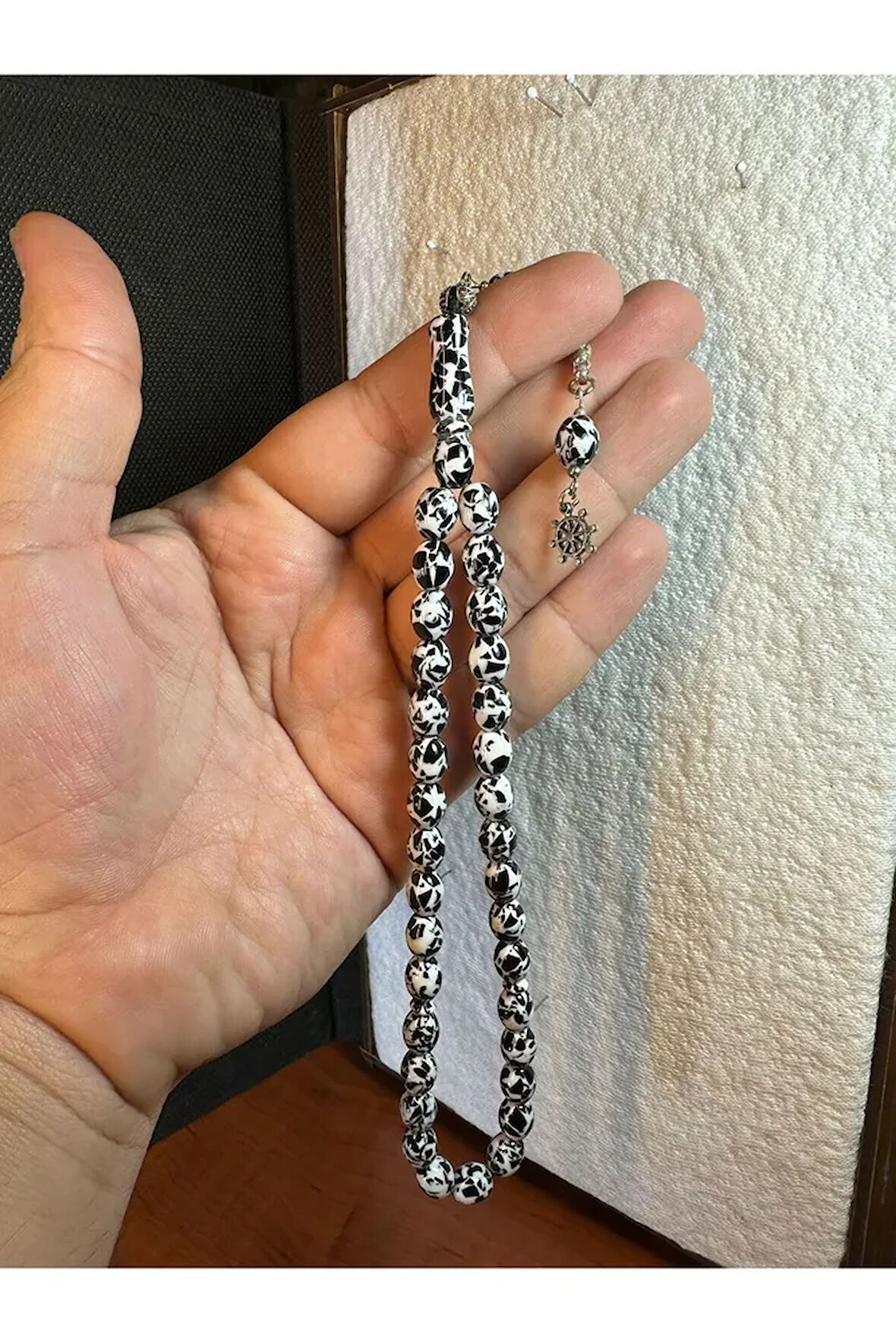 MOZAİK TOZ KEHRİBAR TESBİH SİYAH/BEYAZ RENK 7MMX11MM T-288