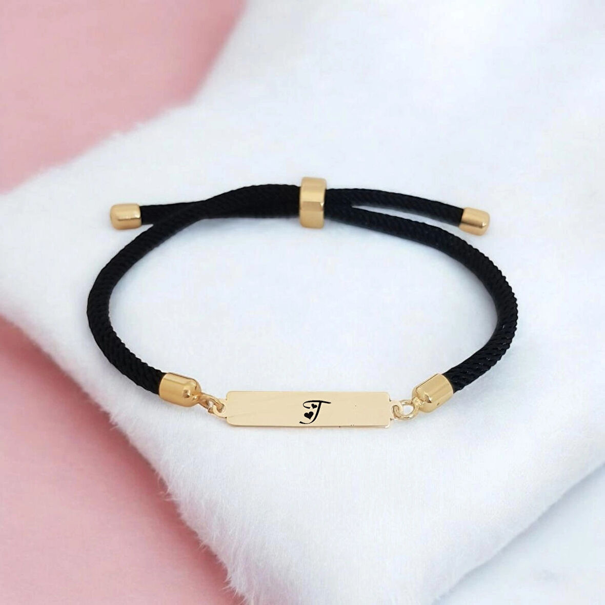 İnce ve Göz Alıcı Dikdörtgen Motifli Siyah Örgülü 14 Ayar Altın Plakalı T Harfli Bileklik