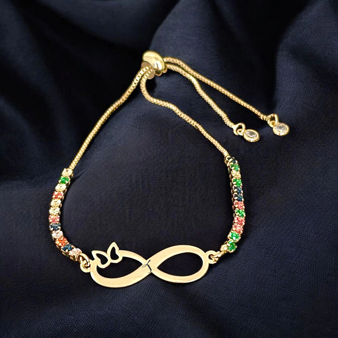 Sade ve Estetik, Sonsuzluk Kelebek Motifli Renkli Taş Desenli ve 14 Ayar Altın Plakalı T Harfli Bileklik