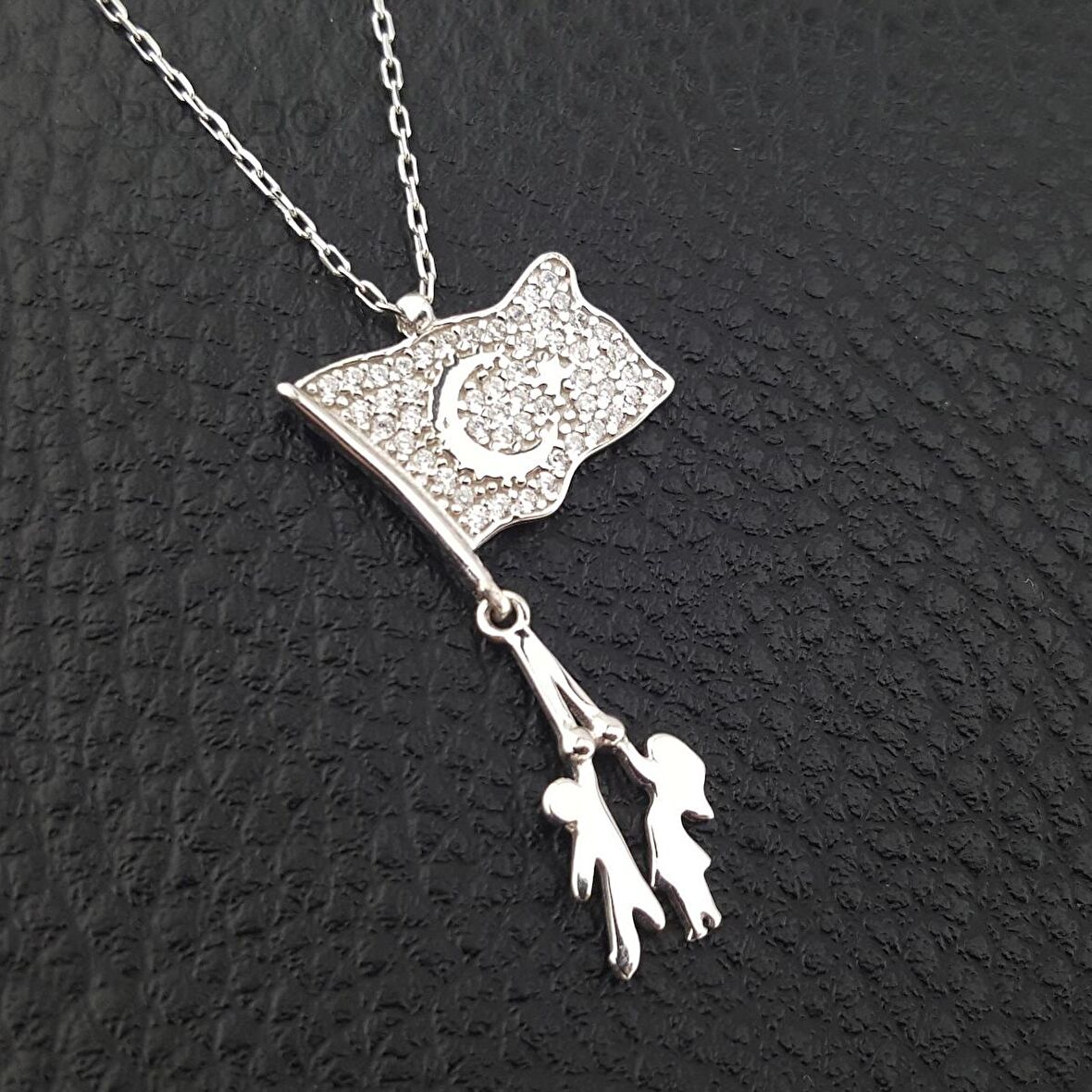 925 Ayar Gümüş Zirkon Taşlı Bayrak Tutan Çocuklar Kolye