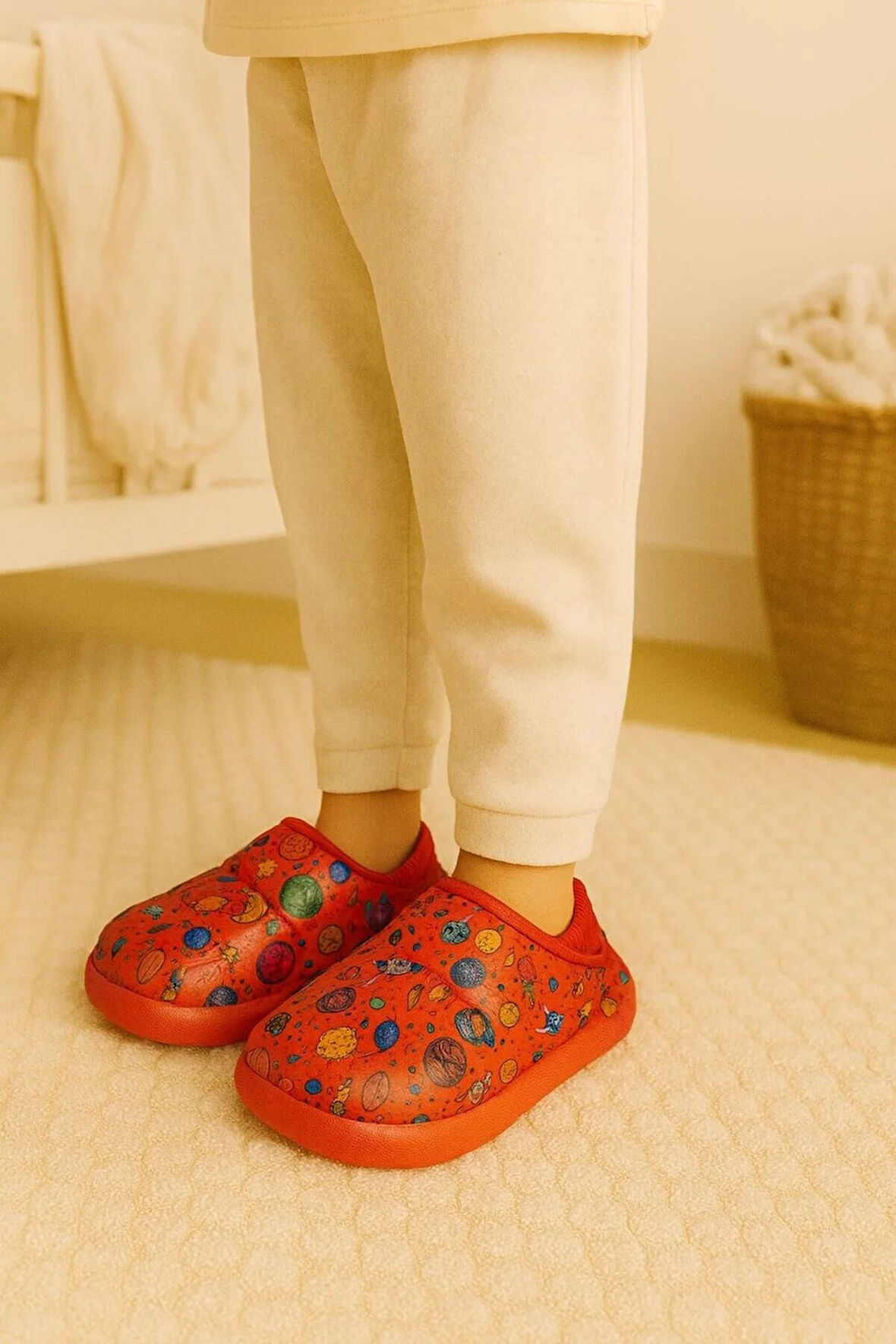 Peluş İçi Yünlü Kışlık Panduf Kırmızı Gezegen Desenli Çocuk Ev Terliği