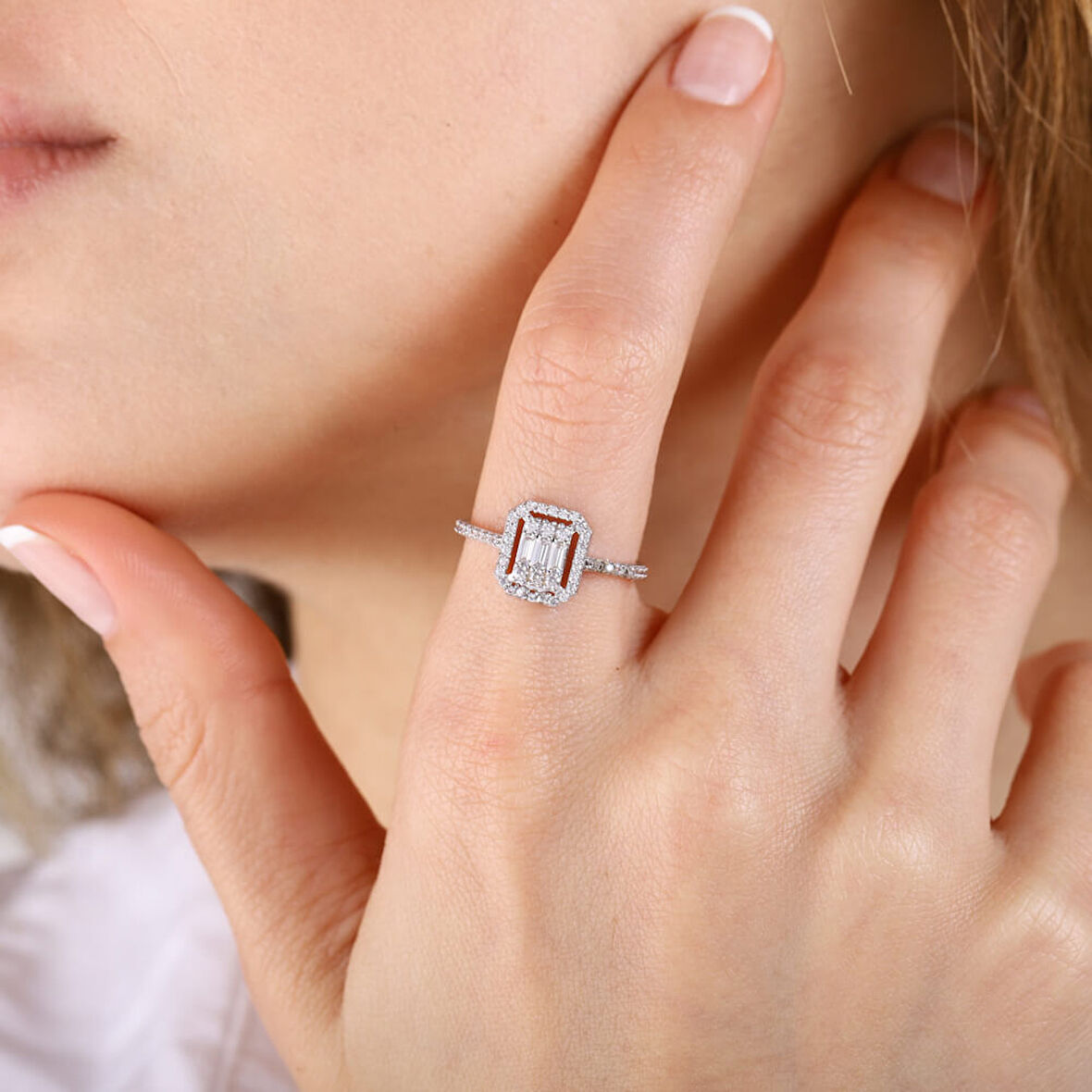 Baguette Beyaz Altın Yüzük Kenar Taşlı