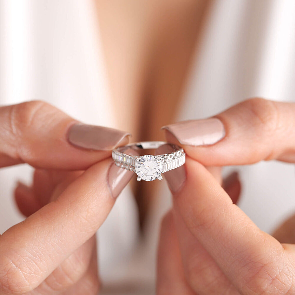 Beyaz Altın Tektaş Yüzük Baget Kenar Sonsuzluk Tasarım