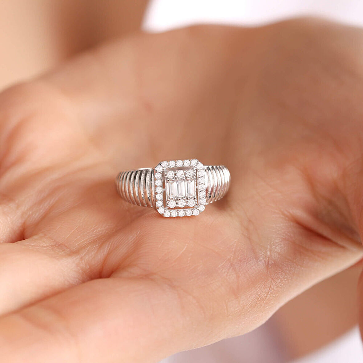 Beyaz Altın Baget Yüzük Parçalı Form