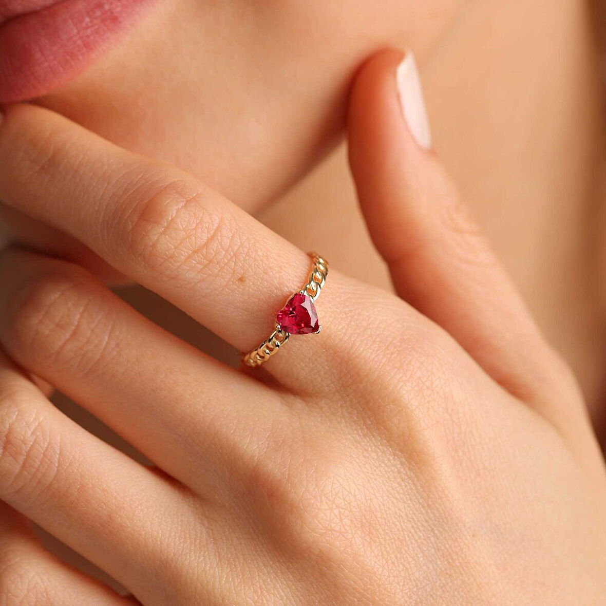 Sevgiliye Özel Altın Tektaş Yüzük Ruby